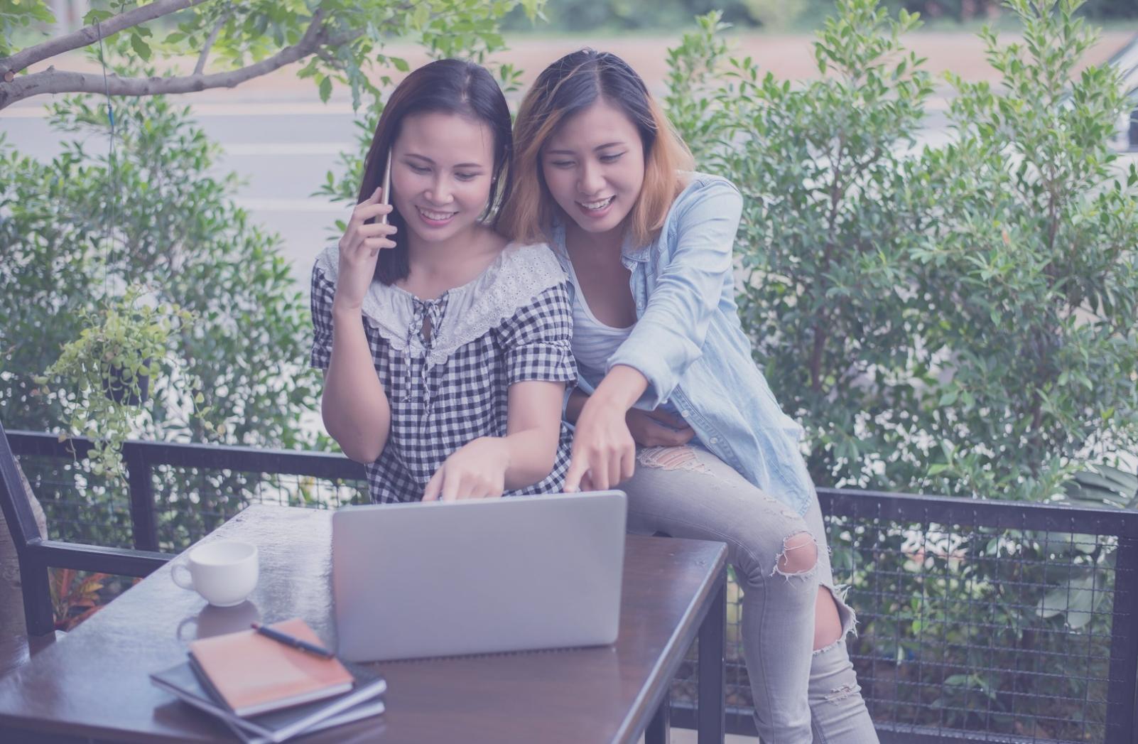 Oyun test sürecinde çalışan ekip üyeleri